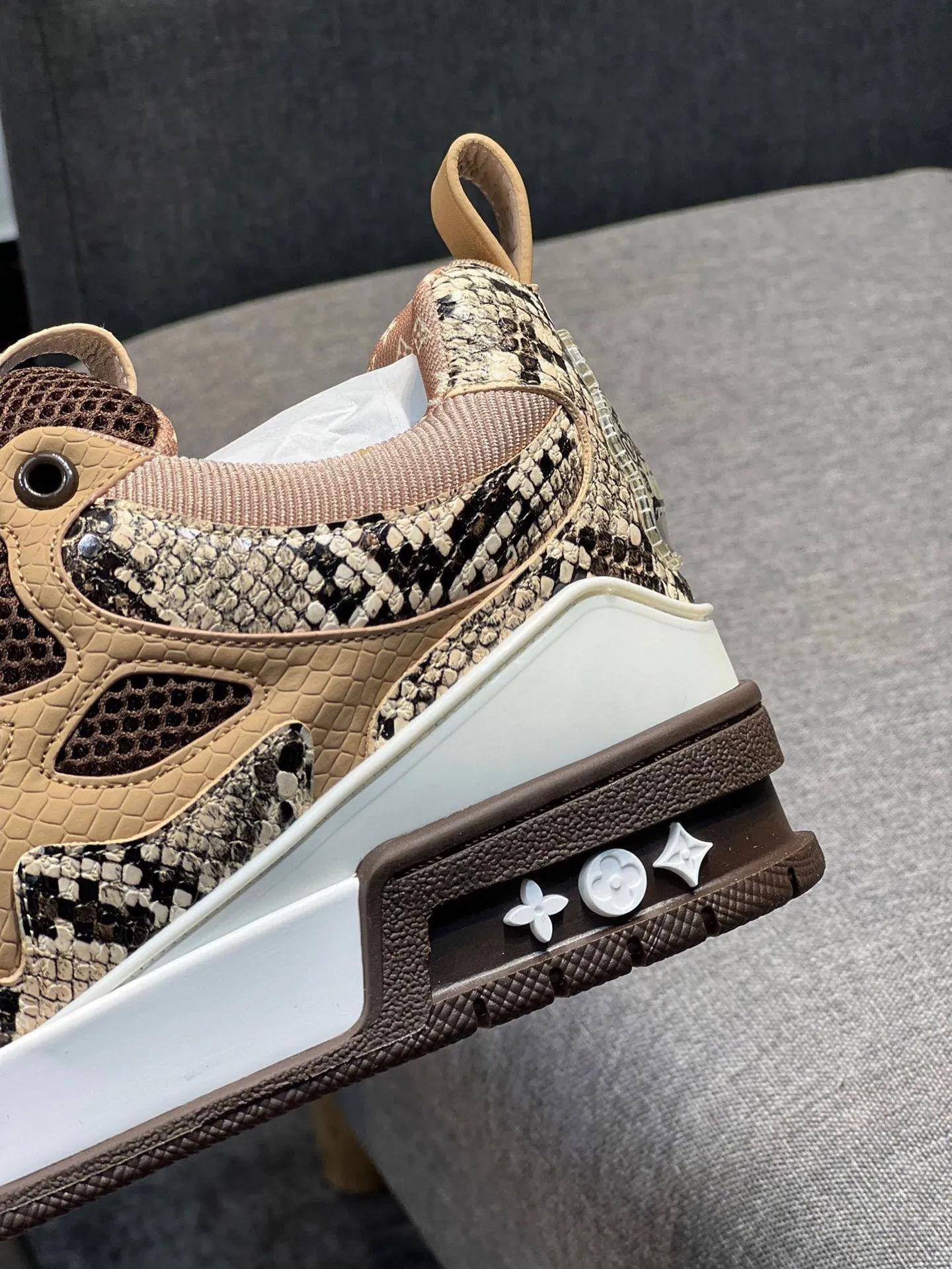 Men's men's shoes💰800 LV top version new style purchasing quality LV~Louis Vuitton LV TRAINER's best-looking sneakers, donkey brand strongly promotes new products, official website limited edition retro basketball sneakers! Both high-top and low-top models spent money to purchase 1:1 accurate reproductions of the originals. The details are invincible and full of sincerity. The imported custom-made original cowhide leather is the same as the original package. The details are 100% restored. The private model customizes the original one-piece TPU outsole. It is different from other brands. Without the original version, this effect cannot be achieved!                Men's and women's models 35-40 39-45 (46 is custom-made and cannot be returned or exchanged)
